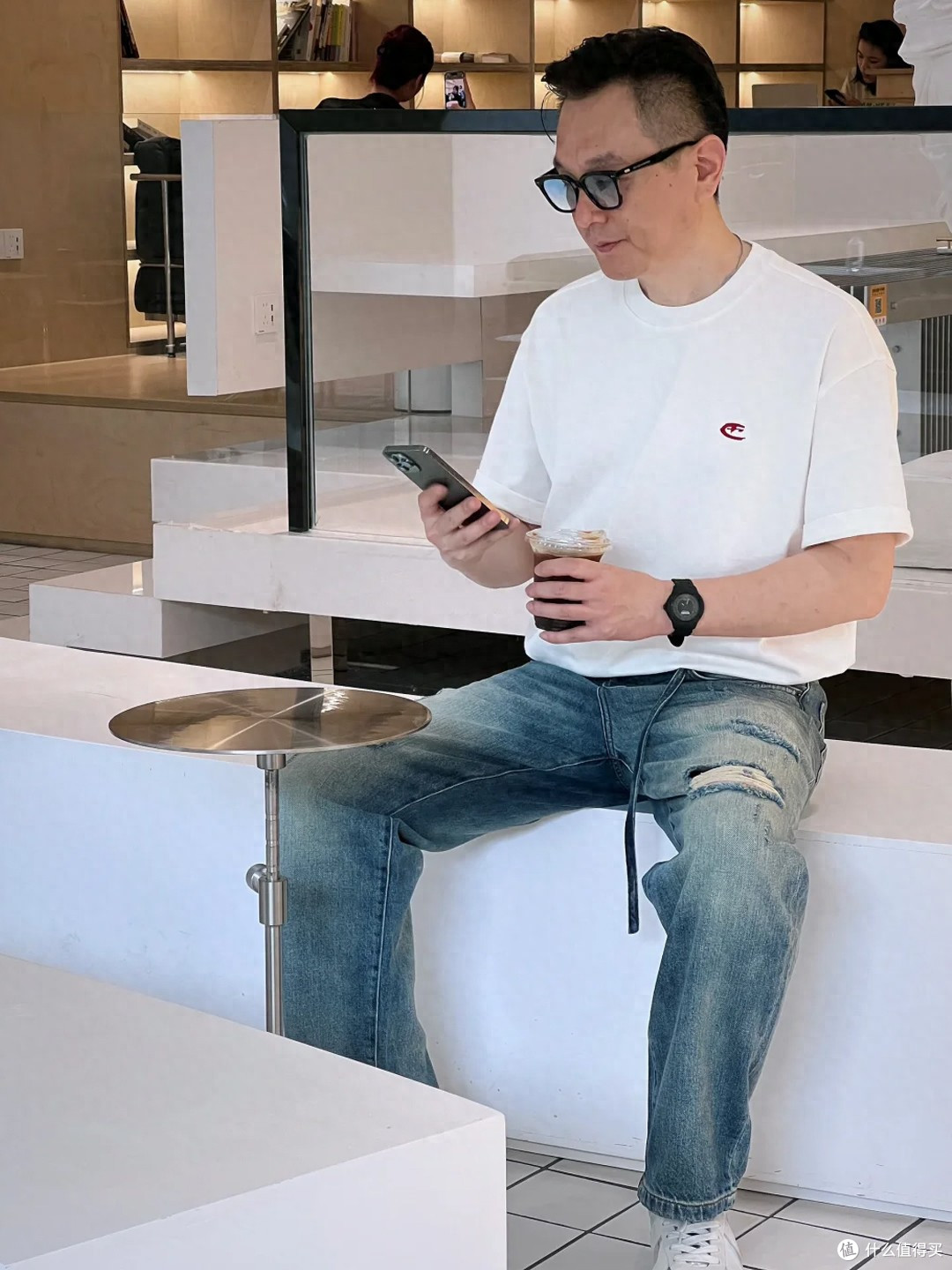 中年男人穿牛仔裤时，尽量不要搭配皮鞋、拖鞋，换成这些更高级！